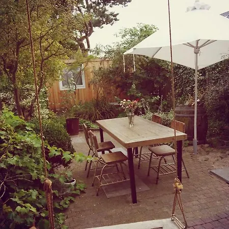 Spacious Beach House With Sunny Garden